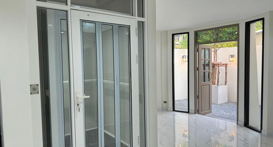 For sale 3 bedrooms townhouse in Watthana, Bangkok