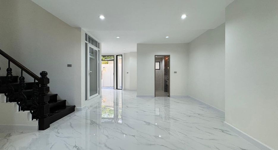 For sale 3 bedrooms townhouse in Watthana, Bangkok
