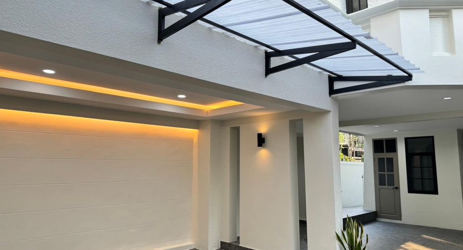 For sale 3 bedrooms townhouse in Watthana, Bangkok