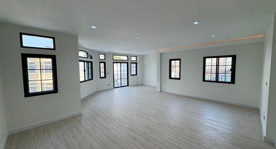 For sale 3 bedrooms townhouse in Watthana, Bangkok