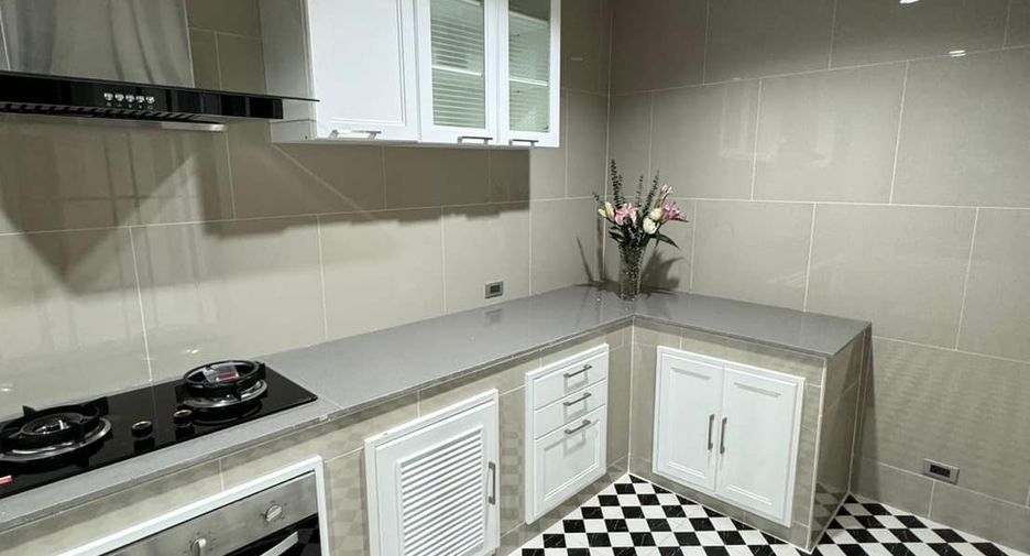 For sale 3 bedrooms townhouse in Watthana, Bangkok