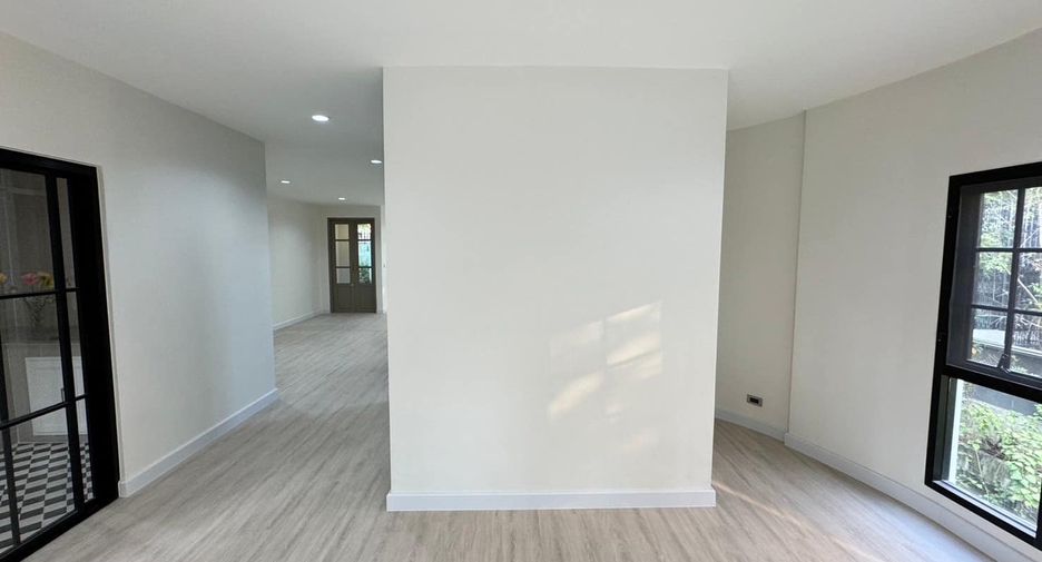 For sale 3 bedrooms townhouse in Watthana, Bangkok