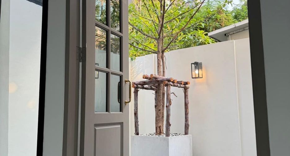 For sale 3 bedrooms townhouse in Watthana, Bangkok
