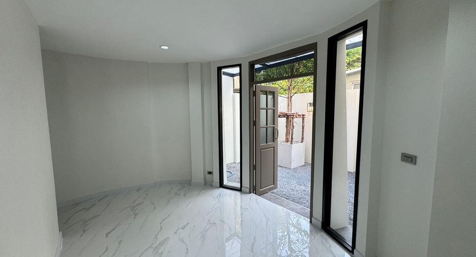 For sale 3 bedrooms townhouse in Watthana, Bangkok