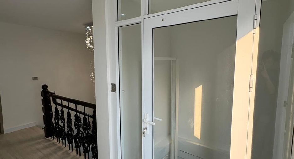 For sale 3 bedrooms townhouse in Watthana, Bangkok