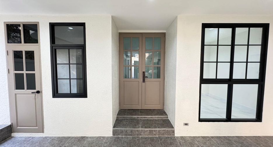For sale 3 bedrooms townhouse in Watthana, Bangkok