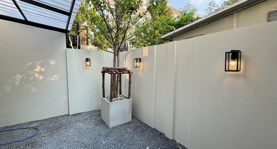For sale 3 bedrooms townhouse in Watthana, Bangkok