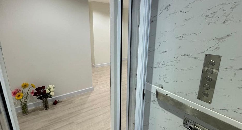 For sale 3 bedrooms townhouse in Watthana, Bangkok