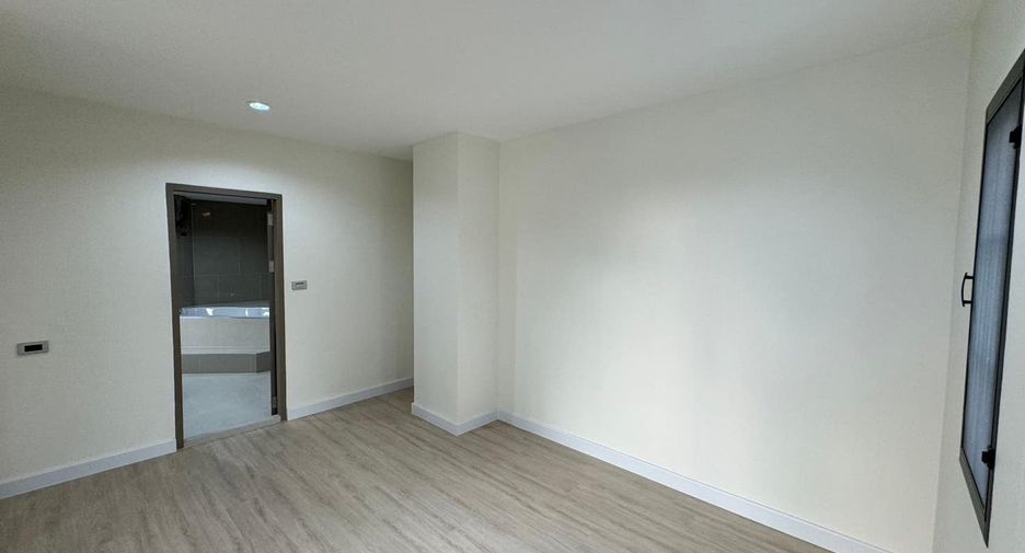 For sale 3 bedrooms townhouse in Watthana, Bangkok