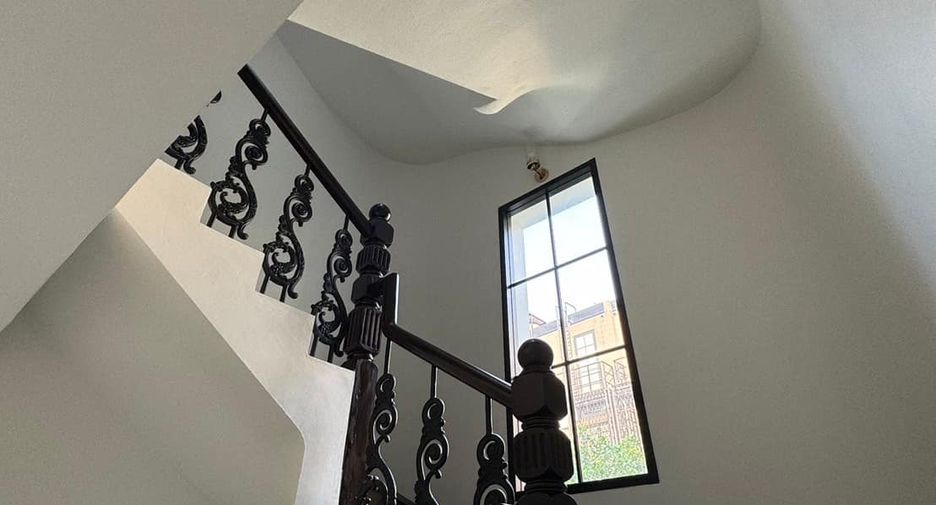 For sale 3 bedrooms townhouse in Watthana, Bangkok
