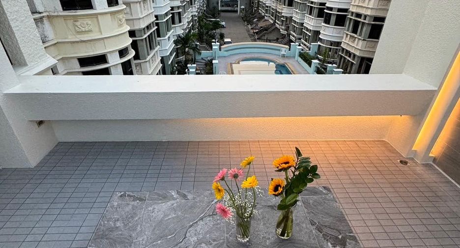 For sale 3 bedrooms townhouse in Watthana, Bangkok