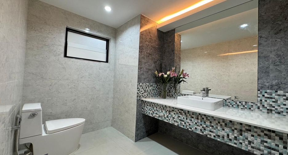 For sale 3 bedrooms townhouse in Watthana, Bangkok