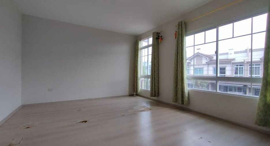 For sale 2 bedrooms townhouse in Mueang Samut Prakan, Samut Prakan