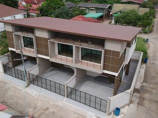 For sale 3 Beds townhouse in Mueang Nakhon Sawan, Nakhon Sawan