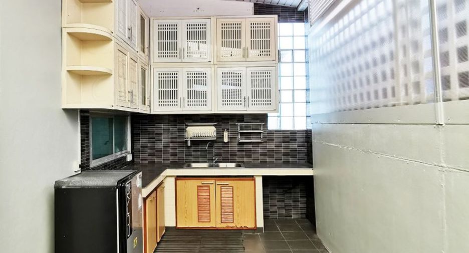 For sale 3 bedrooms townhouse in Lat Phrao, Bangkok