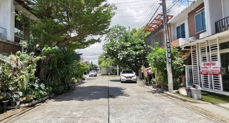 For sale 3 bedrooms townhouse in Lat Phrao, Bangkok