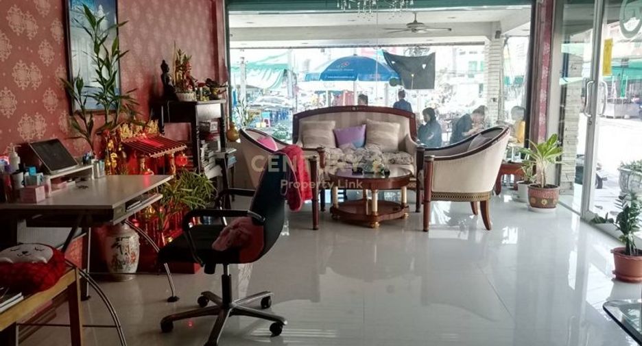 出售 4 卧室 商业空间 在 Huai Khwang, 曼谷