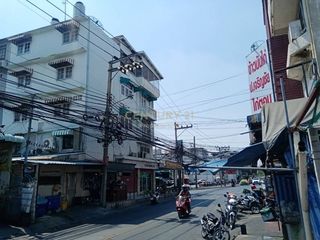For sale 4 bedrooms retail Space in Huai Khwang, Bangkok