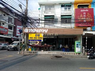 For sale 4 bed retail Space in Huai Khwang, Bangkok