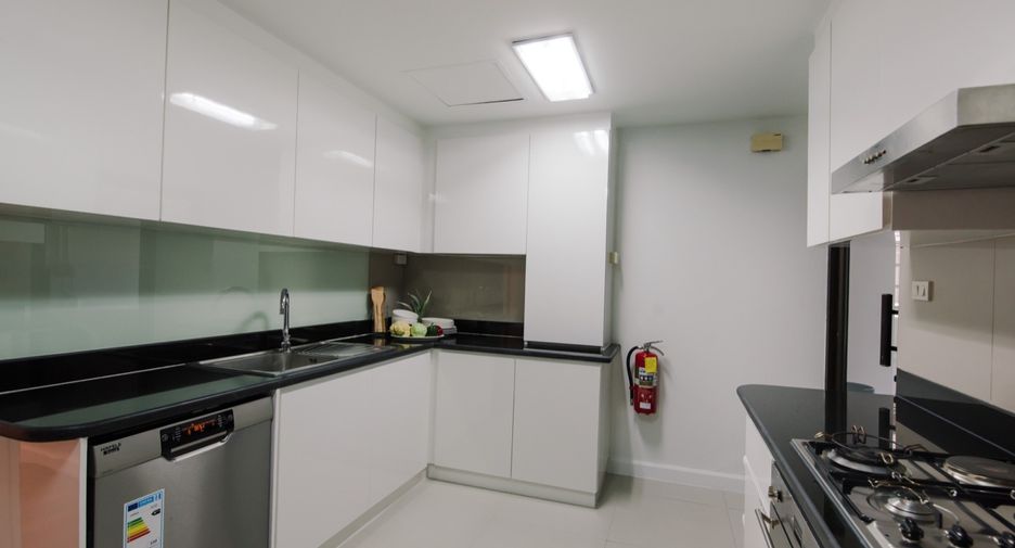 Condo en alquiler de 3 habitaciones en Khlong Toei, Bangkok