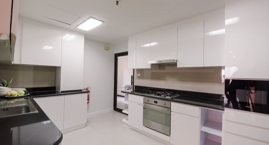 Condo en alquiler de 3 habitaciones en Khlong Toei, Bangkok
