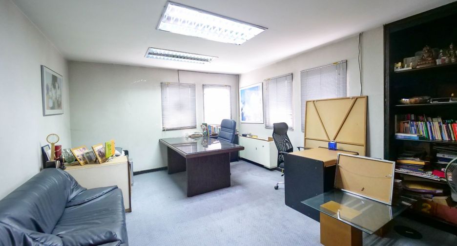 For sale office in Wang Thonglang, Bangkok
