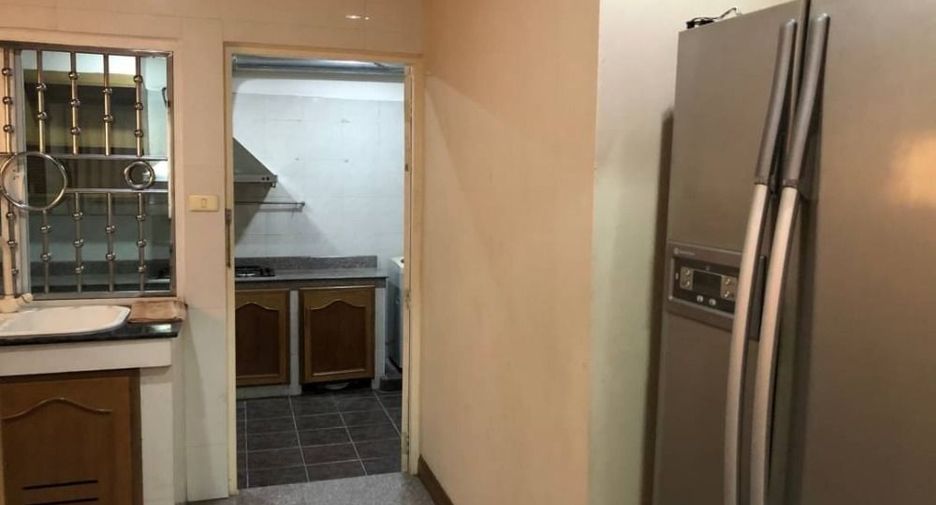 For rent 4 bedrooms townhouse in Watthana, Bangkok