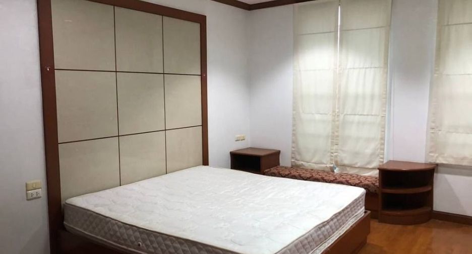 For rent 4 bedrooms townhouse in Watthana, Bangkok