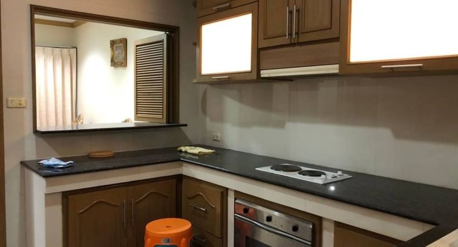 For rent 4 bedrooms townhouse in Watthana, Bangkok