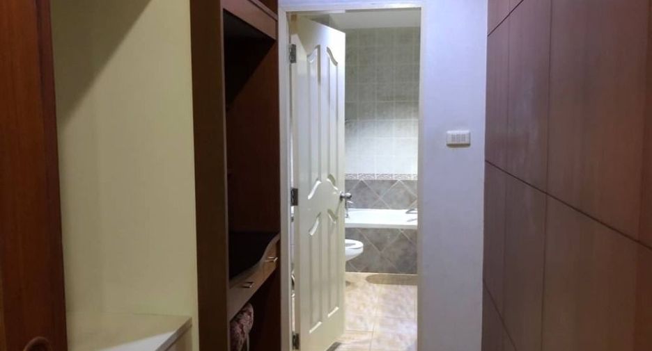 For rent 4 bedrooms townhouse in Watthana, Bangkok
