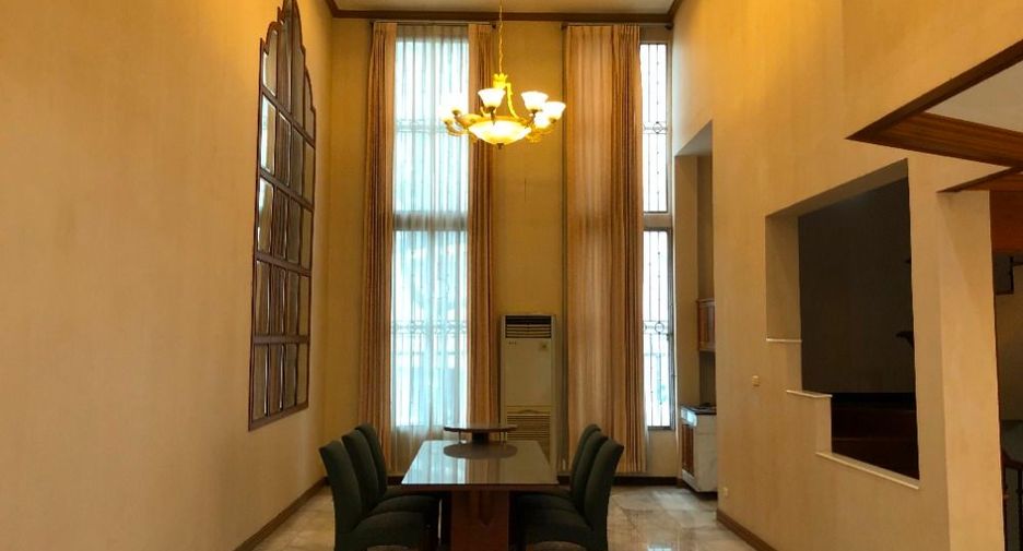 For rent 4 bedrooms townhouse in Watthana, Bangkok