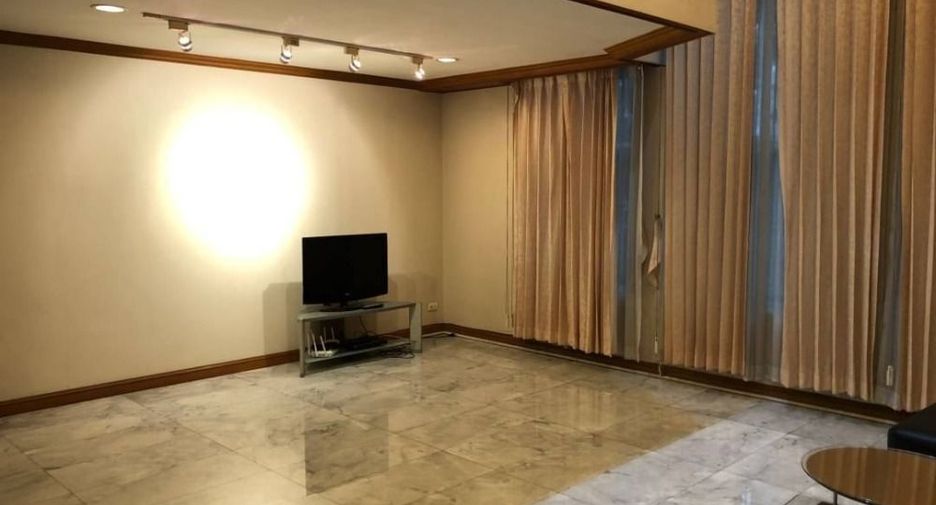 For rent 4 bedrooms townhouse in Watthana, Bangkok