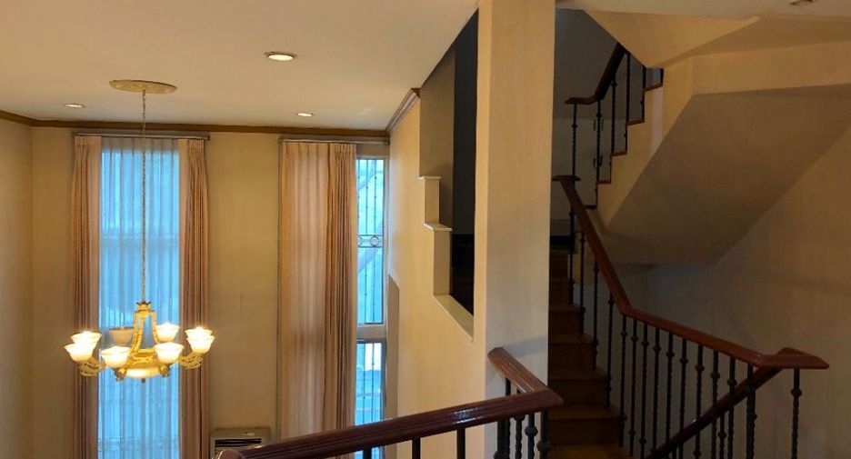 For rent 4 bedrooms townhouse in Watthana, Bangkok