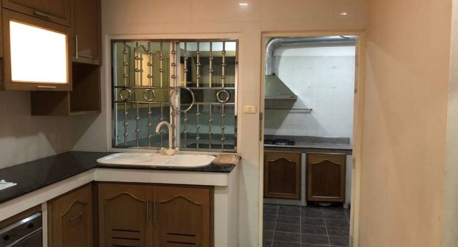 For rent 4 bedrooms townhouse in Watthana, Bangkok