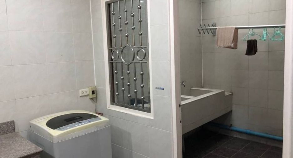 For rent 4 bedrooms townhouse in Watthana, Bangkok