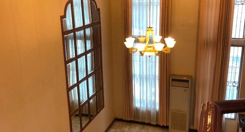 For rent 4 bedrooms townhouse in Watthana, Bangkok