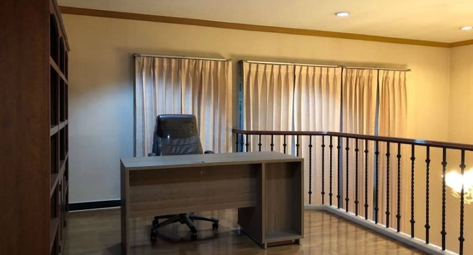 For rent 4 bedrooms townhouse in Watthana, Bangkok