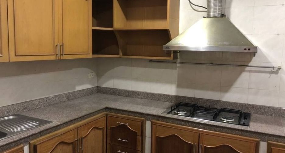 For rent 4 bedrooms townhouse in Watthana, Bangkok