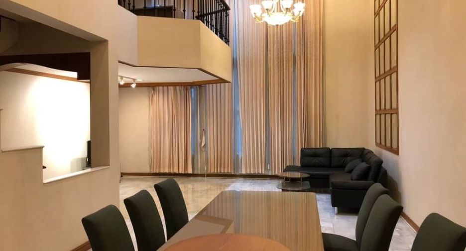 For rent 4 bedrooms townhouse in Watthana, Bangkok