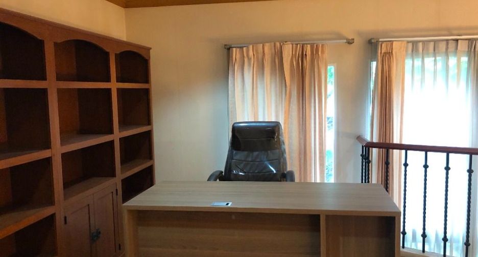 For rent 4 bedrooms townhouse in Watthana, Bangkok