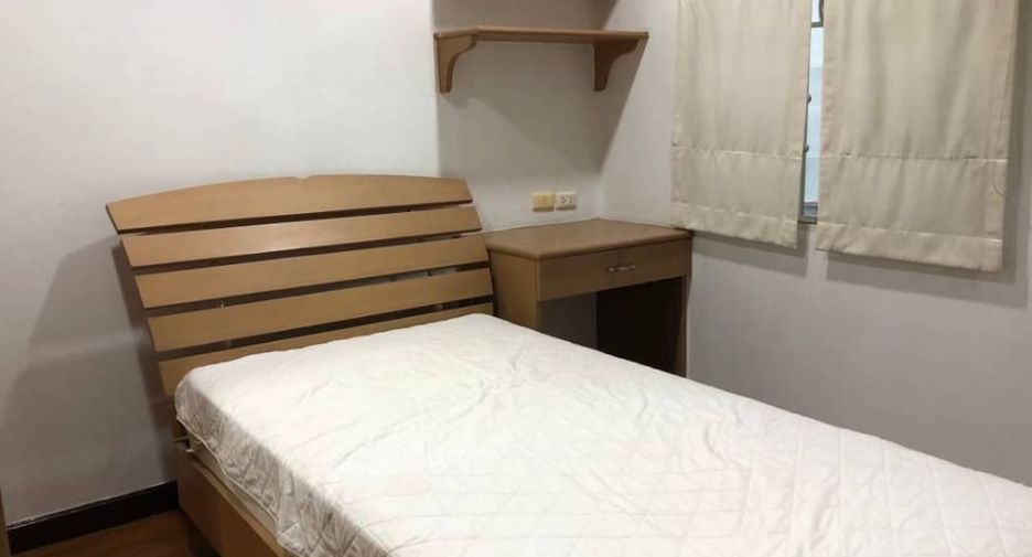 For rent 4 bedrooms townhouse in Watthana, Bangkok