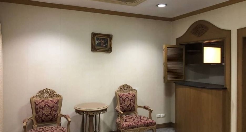 For rent 4 bedrooms townhouse in Watthana, Bangkok