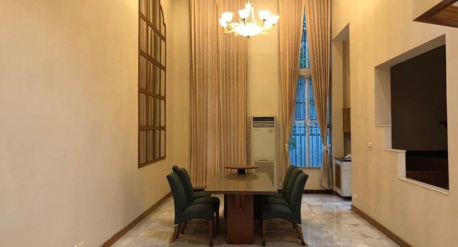 For rent 4 bedrooms townhouse in Watthana, Bangkok