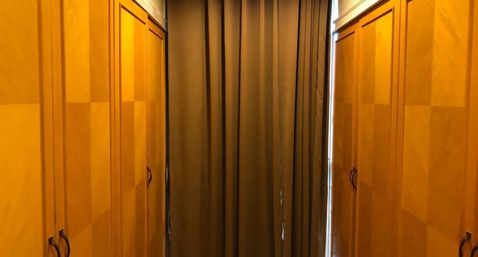 For rent 3 bedrooms townhouse in Watthana, Bangkok