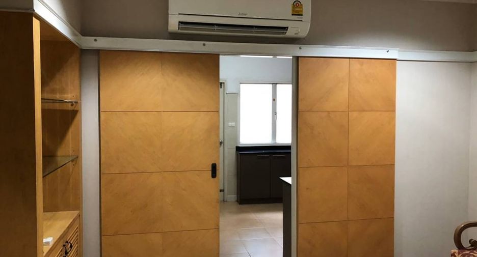 For rent 3 bedrooms townhouse in Watthana, Bangkok