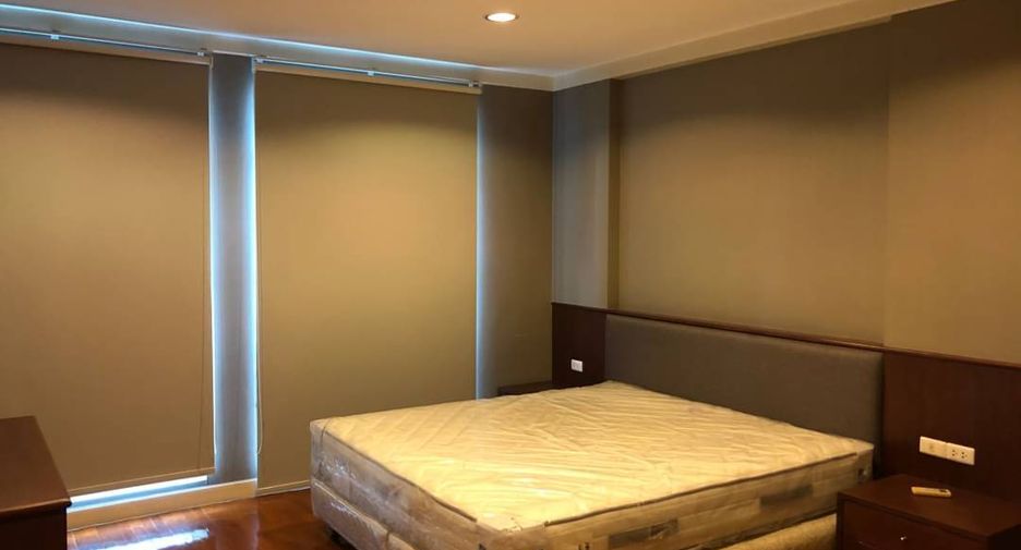 For rent 3 bedrooms townhouse in Watthana, Bangkok