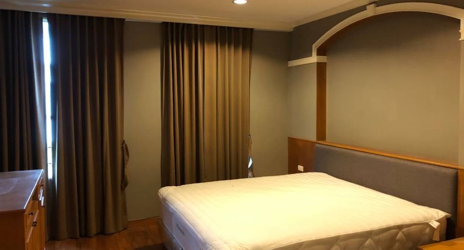 For rent 3 bedrooms townhouse in Watthana, Bangkok
