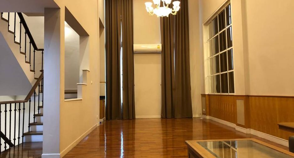 For rent 3 bedrooms townhouse in Watthana, Bangkok