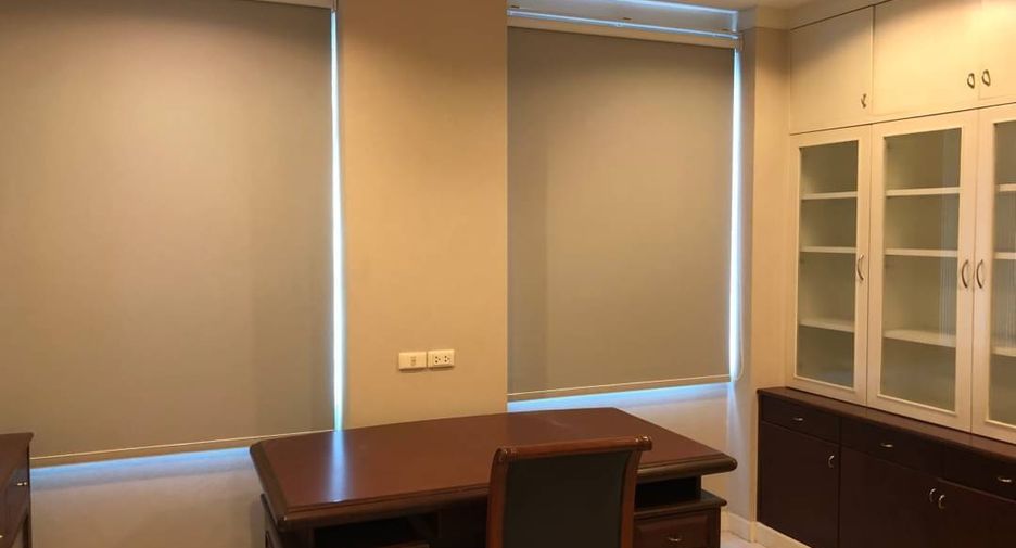 For rent 3 bedrooms townhouse in Watthana, Bangkok