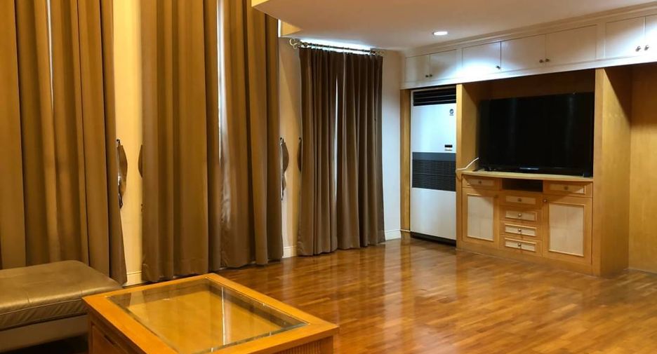 For rent 3 bedrooms townhouse in Watthana, Bangkok